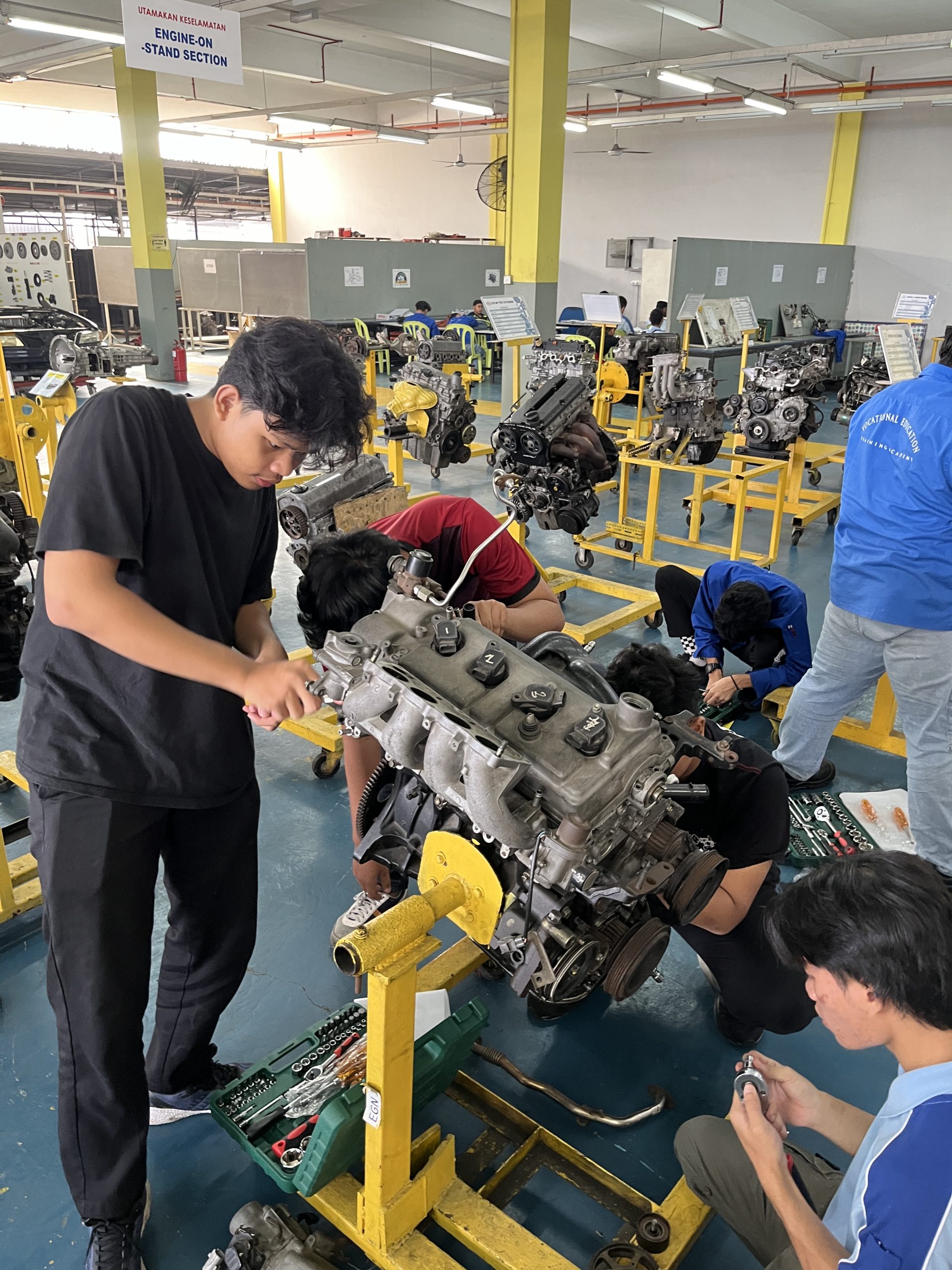 Automotive engine workshop training